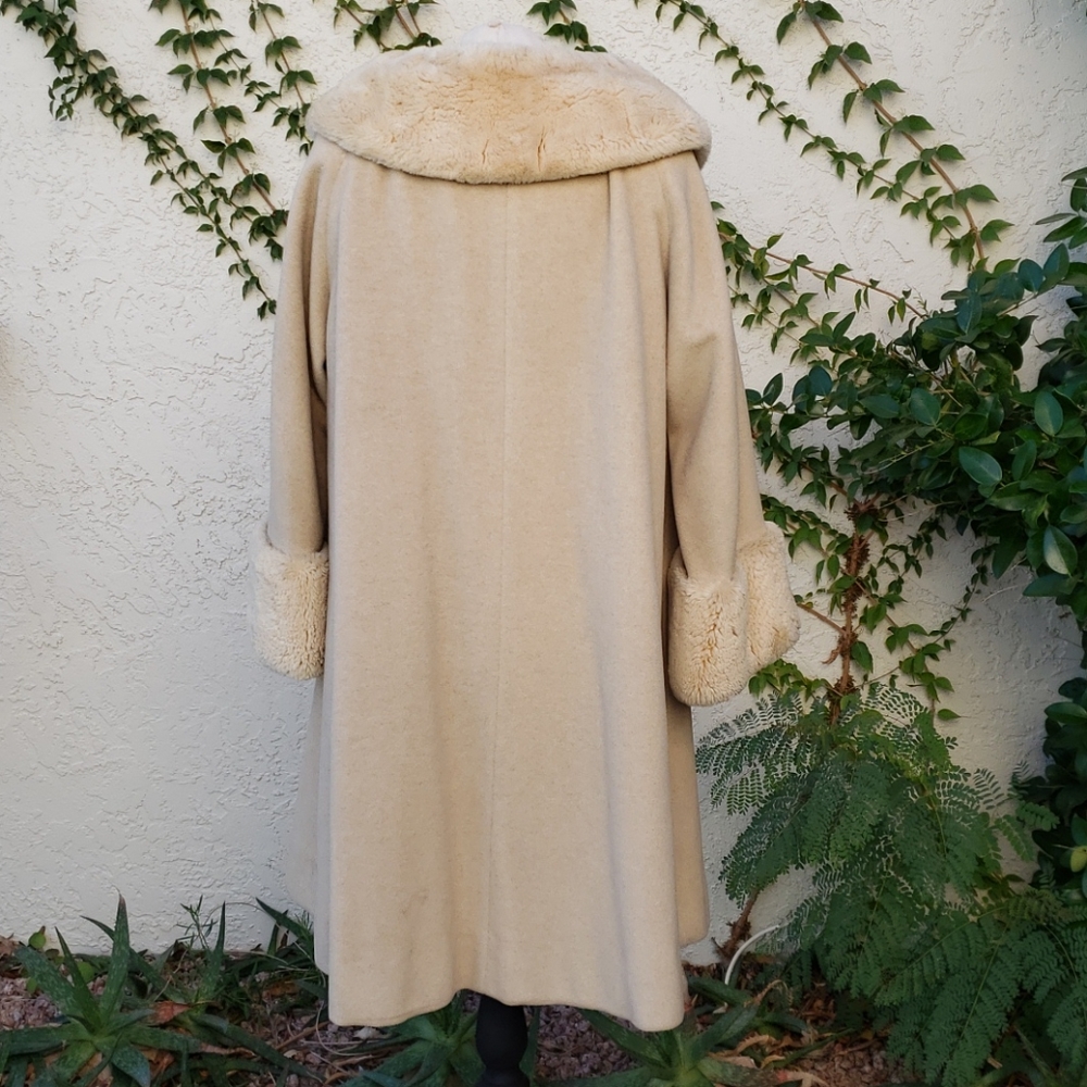 Coat With Fur collar and sleeve cuffs - Picture 5 of 8